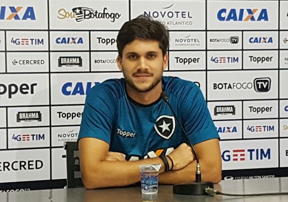 Igor Rabello confirma proposta da Europa, mas garante cabeça no Botafogo