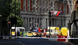 Bombeiros tentam controlar incêndio em hotel de luxo em Londres