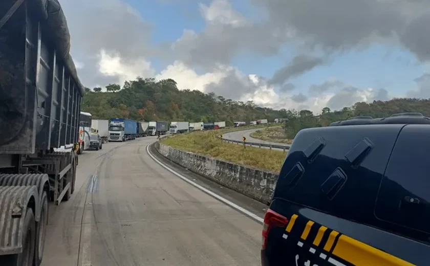 Tombamento de carreta bloqueia trecho da BR-101 e provoca congestionamento em Junqueiro