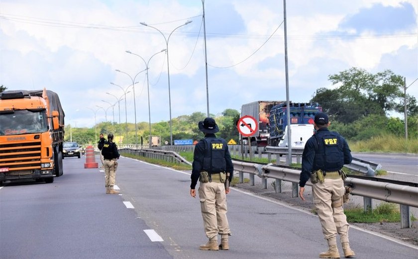 PRF apreende 9000 tijolos transportados sem nota fiscal, em São Sebastião/AL