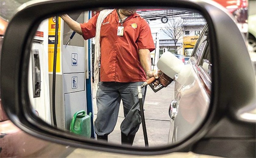 Queda de preço da gasolina nas refinarias pode não chegar ao consumidor