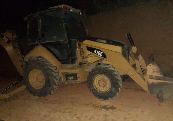 Trator roubado de canteiro de obras em Maceió é recuperado em Pernambuco