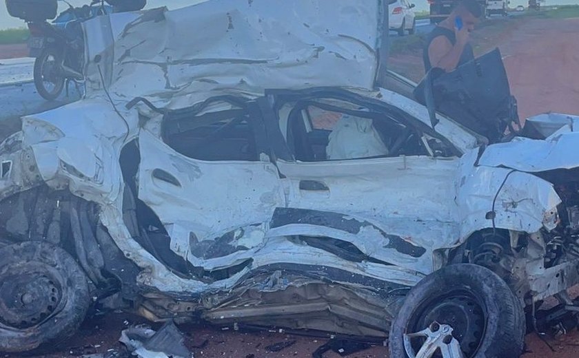 Jovem morre em colisão frontal entre carro de passeio e carreta no Polo Industrial