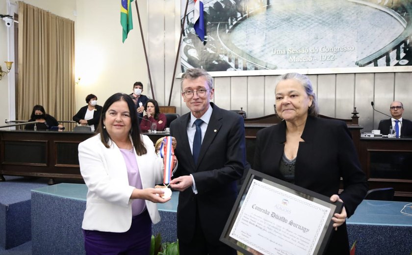 Médico alagoano Francisco Cardoso recebe comenda Divaldo Suruagy