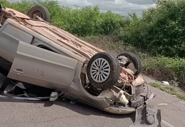 Veículo capota na AL-220, mas ocupantes escapam com ferimentos leves