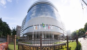 Decisão do presidente do TRF4, Thompson Flores, mantém Lula preso