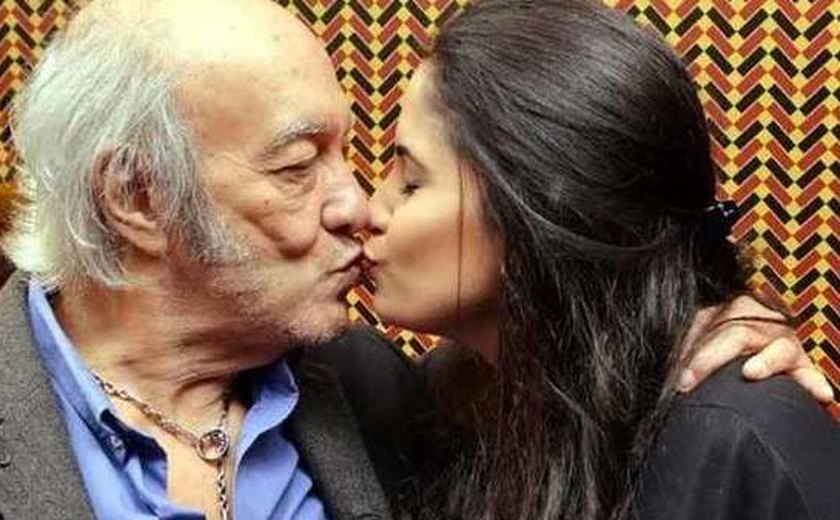 Aos 77 anos, Erasmo Carlos se casa com mulher de 28