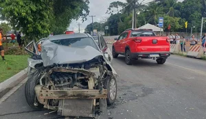 Veículo de passeio colide em traseira de ônnibus durante embarque de passageiro na Avenida Durval de Góes Monteiro