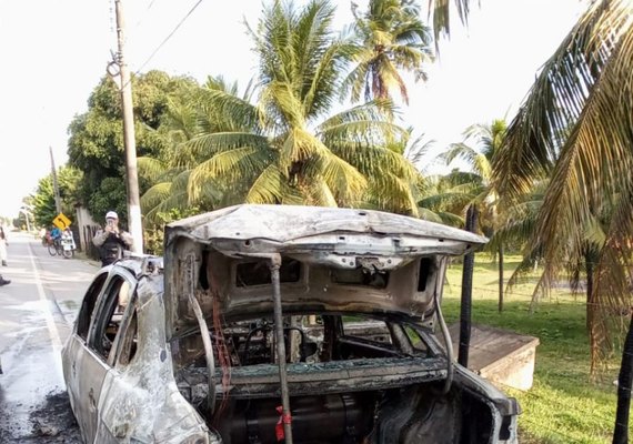 Carro pega fogo na AL-215, na cidade de Marechal Deodoro