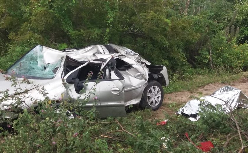 Motorista morre após capotamento de veículo em Delmiro Gouveia