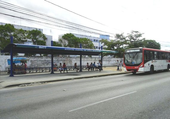 Parada de ônibus no bairro da Santa Lúcia recebe nova estrutura