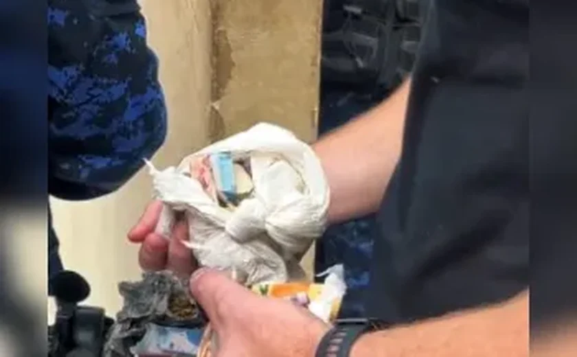 Mulher é presa suspeita de tráfico de drogas durante operação na orla de Pajuçara