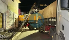 Carreta derruba poste e interdita ruas no Centro de Arapiraca