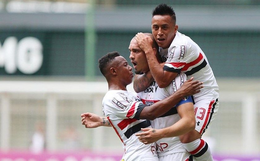 São Paulo vira no final e derrota o Atlético-MG no Independência