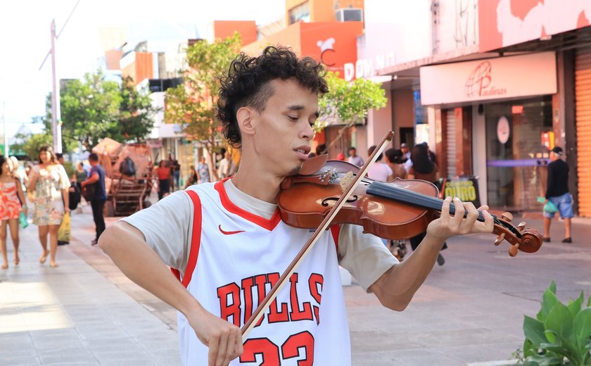 Músico japonês leva arte ao Centro de Maceió e encanta transeuntes