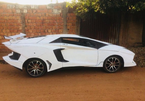 Mecânico transforma Uno 2002 em 'Lamborghini' e carro vira atração em MT