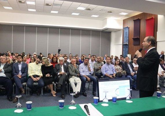 Ministro da Saúde anuncia recursos e ambulâncias para Alagoas