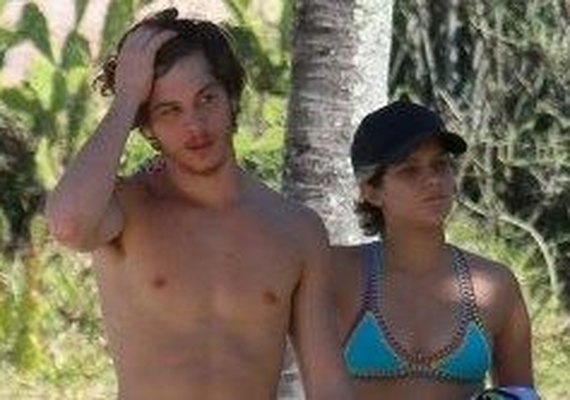 Isabella Santoni é flagrada com novo namorado bonitão em praia