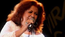 Beth Carvalho tem delírios, sofre no hospital e implora para cantores visitá-la