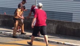 Torcedor do Athletico perde a mão ao soltar sinalizador em embarque do time