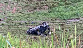 Carro despenca e capota em ribanceira no interior de Alagoas