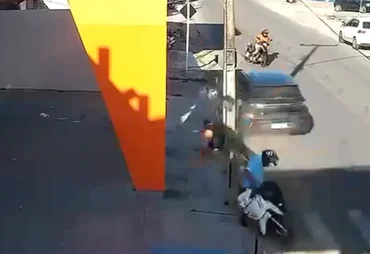 Câmera de videomonitoramento registra carro na contramão atingindo duas motos e batendo em caminhão em Penedo