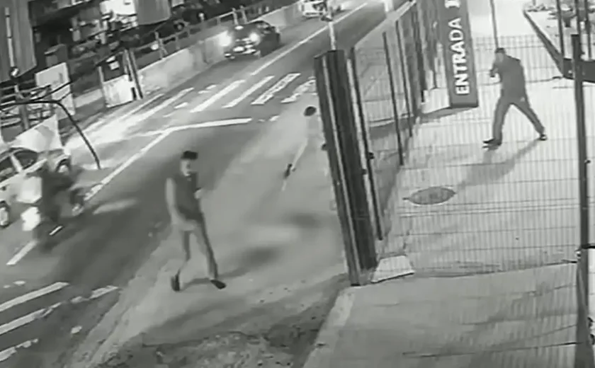 Cachorro é morto com dez tiros em frente a ponto de ônibus em São Paulo