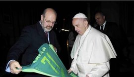 Após mensagens de apoio, papa Francisco ganha camisa da Chapecoense