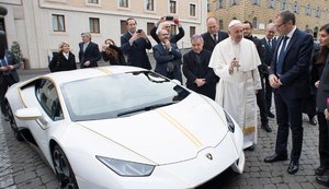 Papa Francisco ganha Lamborghini avaliado em R$ 780 mil e decide leiloá-lo