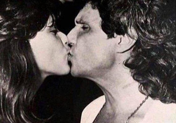 Myrian Rios parabeniza o ex, Roberto Carlos, com foto antiga de beijo na boca