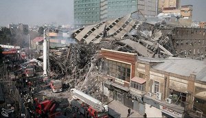 Edifício de 15 andares desaba no Irã e mata bombeiros durante incêndio