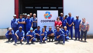 Cooperativa de catadores recebe orientações sobre importância de gerir atividade