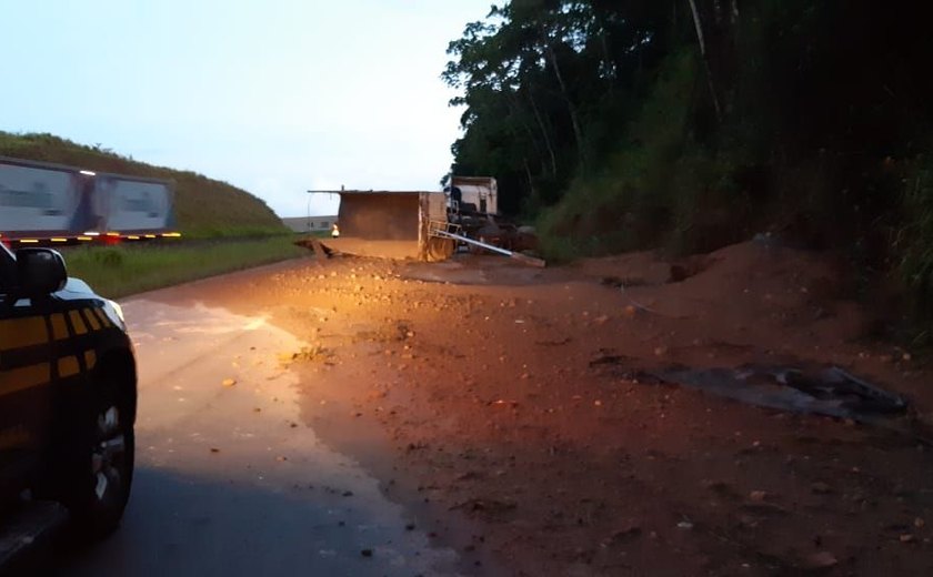 Carreta tomba e deixa parte de rodovia bloqueada na BR-101