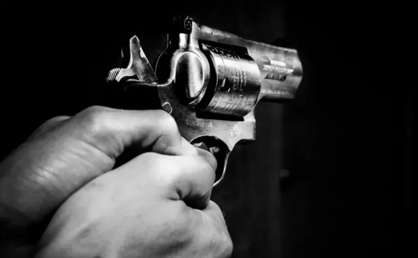 Homem tem casa invadida por criminosos armados e é atingido por tiros no peito em Guaxuma