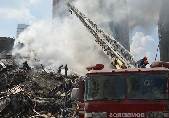 Bombeiros retiram primeiro corpo de escombros de prédio em São Paulo