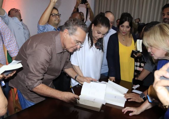 Senador Renan Calheiros lança livro 'Democracia Digital' em Maceió
