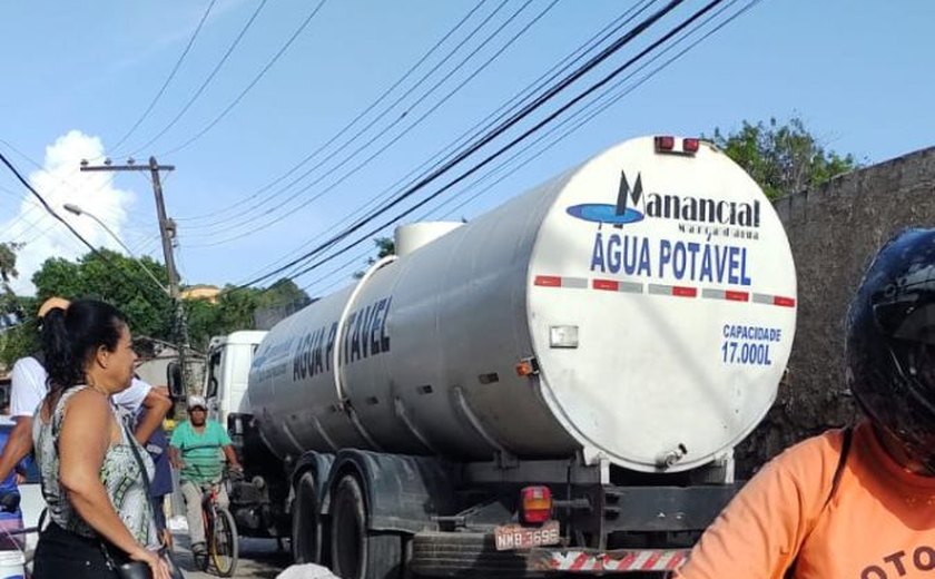 Mãe e filha morrem atropeladas por caminhão depois de caírem de motocicleta