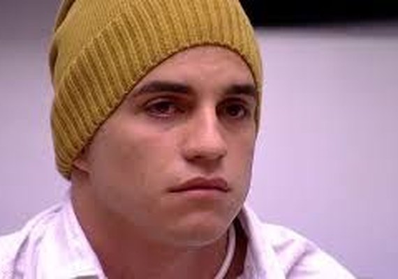 Ex-BBB Manoel briga com affair de Elettra e se isola no 'Gran Hermano'