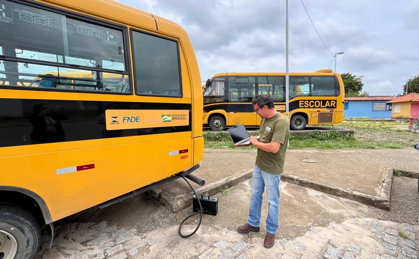 Ônibus escolares da rede estadual de ensino recebem vistoria do Programa Despoluir