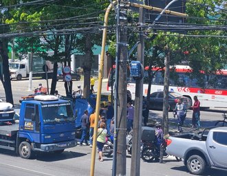 Falha nos freios provoca colisão entre dois carros na Avenida Fernandes Lima