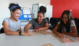 Governo de Alagoas anuncia licitação para compra de kits de combate à pobreza menstrual