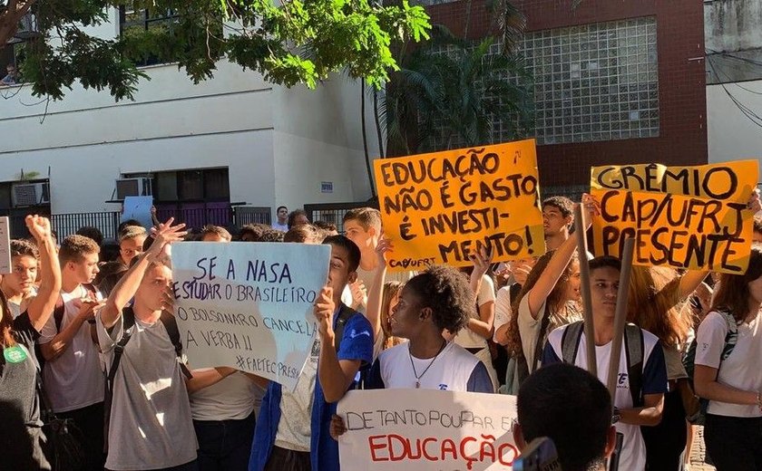 Alunos, pais e professores de institutos protestam contra corte de verbas na educação