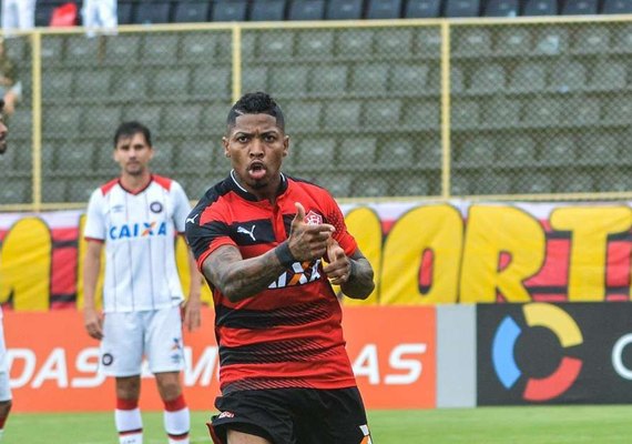 Vitória bate o Atlético-PR, deixa o Z4 e ajuda o Corinthians