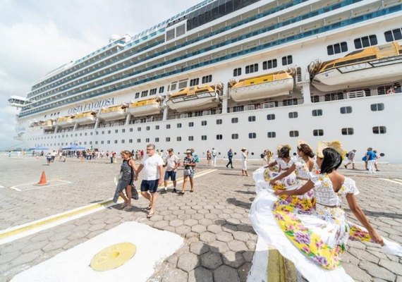 Primeiro navio da temporada de cruzeiros atraca no Porto de Maceió