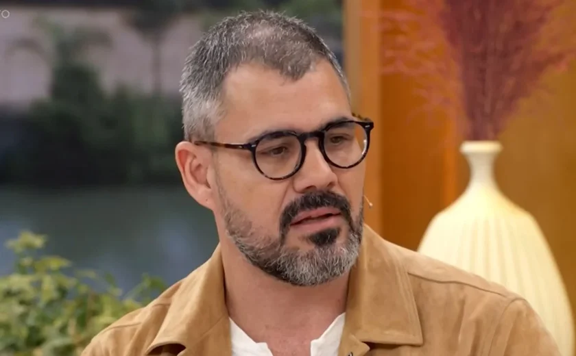 Ex-funcionária processa ator Juliano Cazarré por jornada de 14 horas e assédio moral