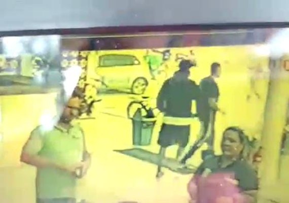 Veja vídeos: Após assalto, homem utiliza cartão de vítima para compras