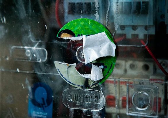 Colar adesivos em postes e medidores de energia pode acarretar multa de até R$ 8 mil