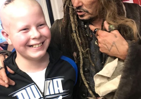 Johnny Depp visita crianças doentes vestido de Jack Sparrow