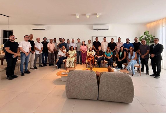 Ex-prefeito e a mãe deputada consolidam união e força política visando eleição