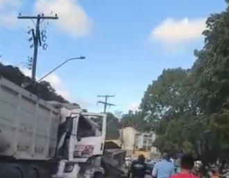 Acidente entre dois caminhões e um carro provoca transtornos na Cambona